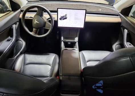 2021 Tesla Model Y z USA, uszkodzony, nr VIN 5YJYGDEE4MF122068